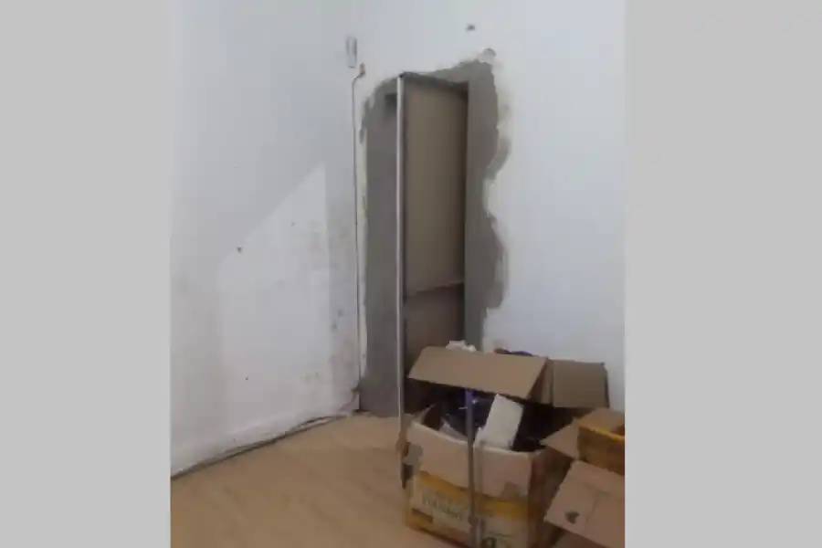 En plena peatonal: tenían 32 trabajadores esclavizados detrás de una falsa pared de durlok