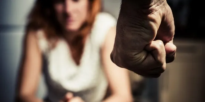 Una docena de detenciones, un centenar de restricciones y más de mil botones antipánico en el 2023