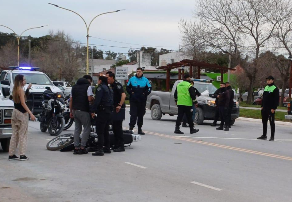 Un menor intentó evitar un control y cayó de su moto
