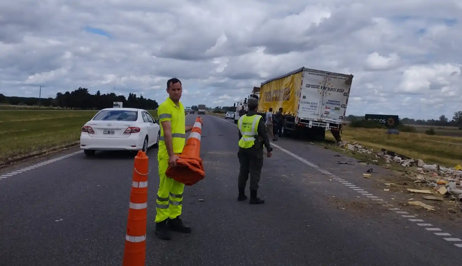 Desde las 15 horas quedó normalizado el tránsito y la mercadería fue cargada en otro camión.