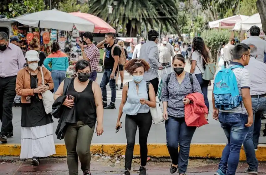 México superó los 300.000 muertos y suspendió vuelos y partidos de fútbol