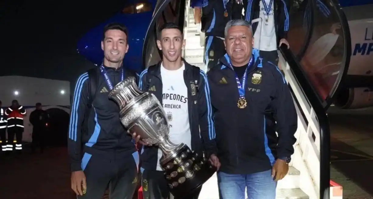 “Fideo” es el comandante de la llegada del plantel campeón. Crédito: @Argentina