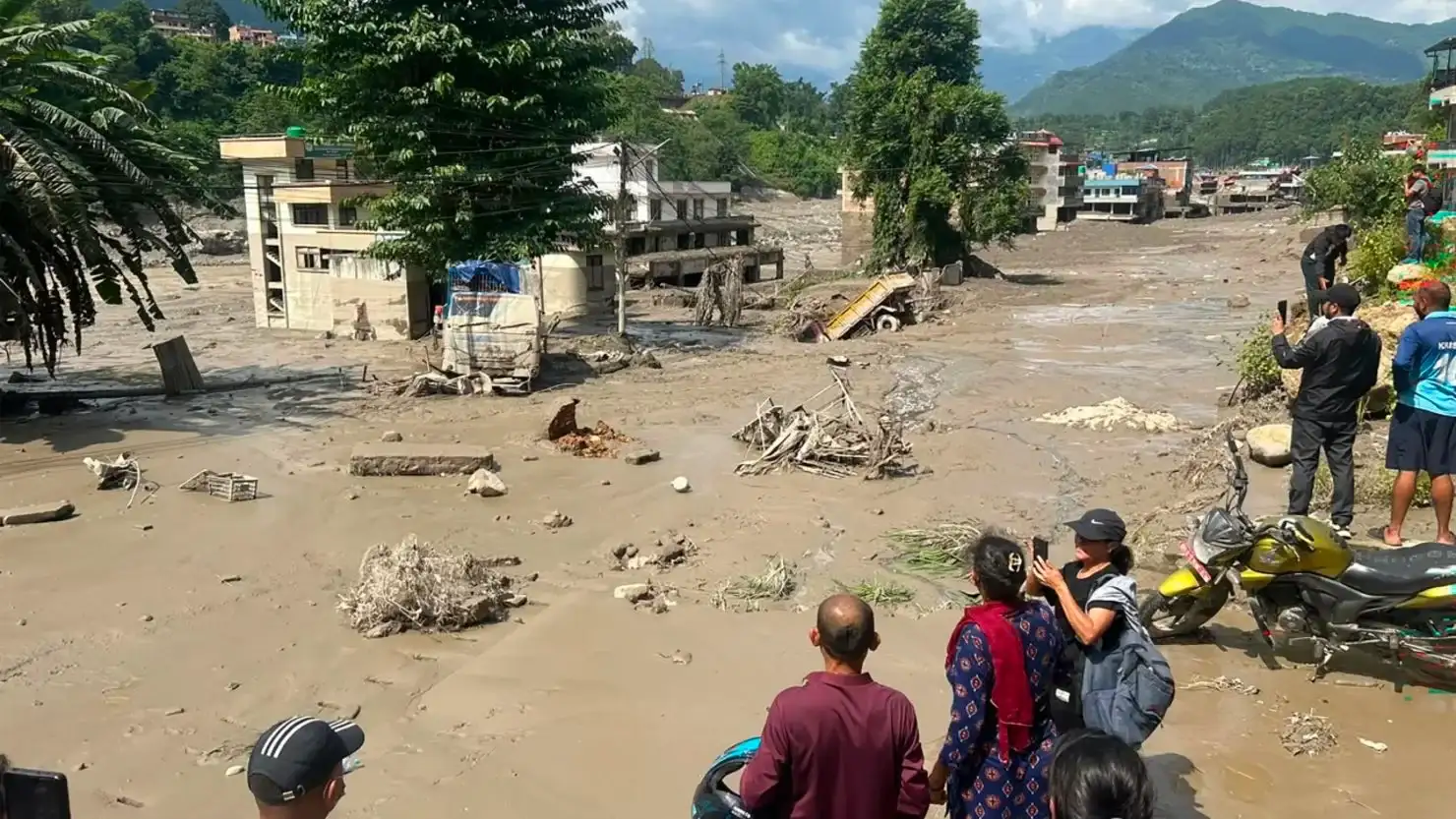Los equipos de emergencia buscan a cientos de personas mientras el nivel del agua y los daños en rutas y puentes dificultan el acceso a las zonas más afectadas.
