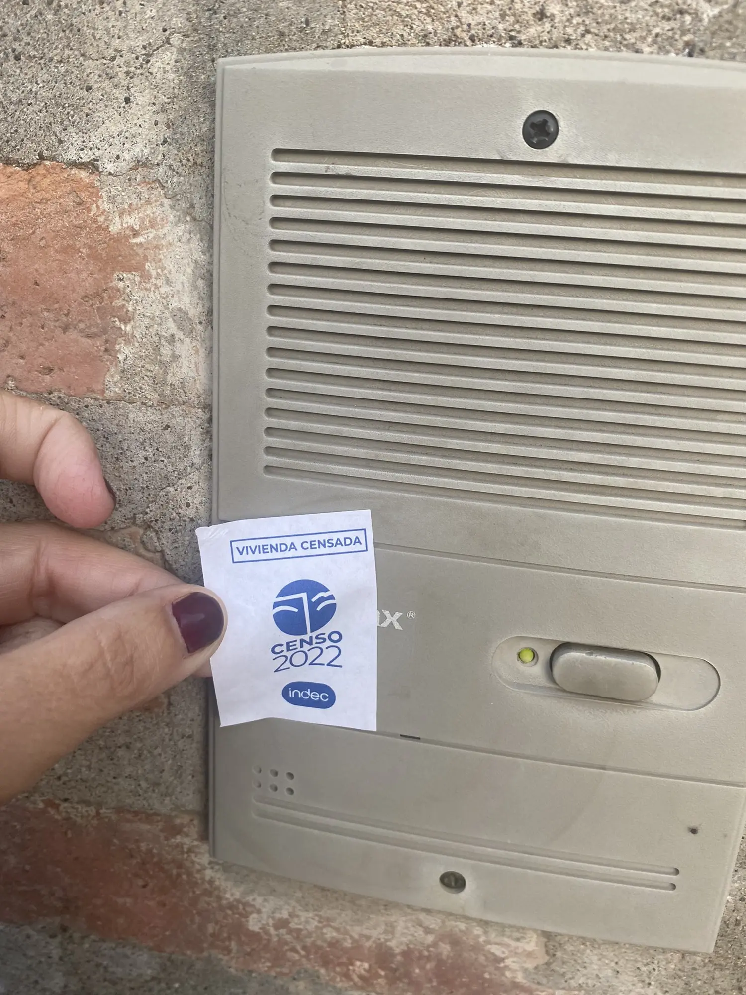 Insólito: Concejala bahiense dijo que los stickers que marcan las casas censadas son “una vigilancia innecesaria”
