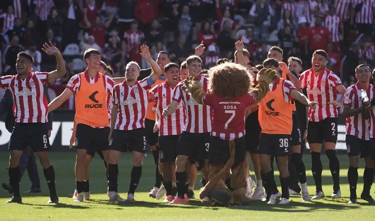 Estudiantes le ganó el clásico a Gimnasia y quedó puntero.