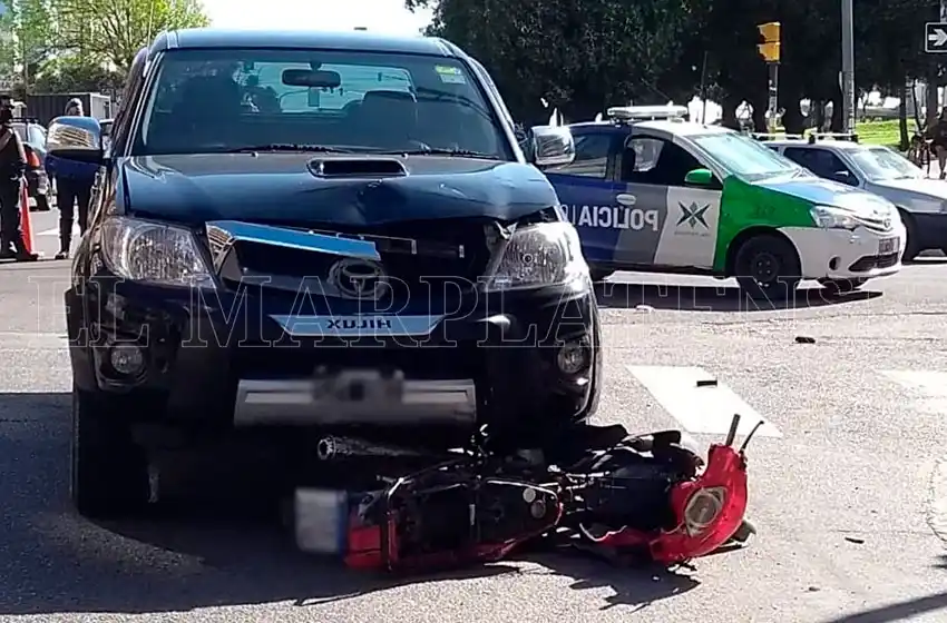 No respetó el semáforo: un repartidor fue hospitalizado tras un choque en la Perla