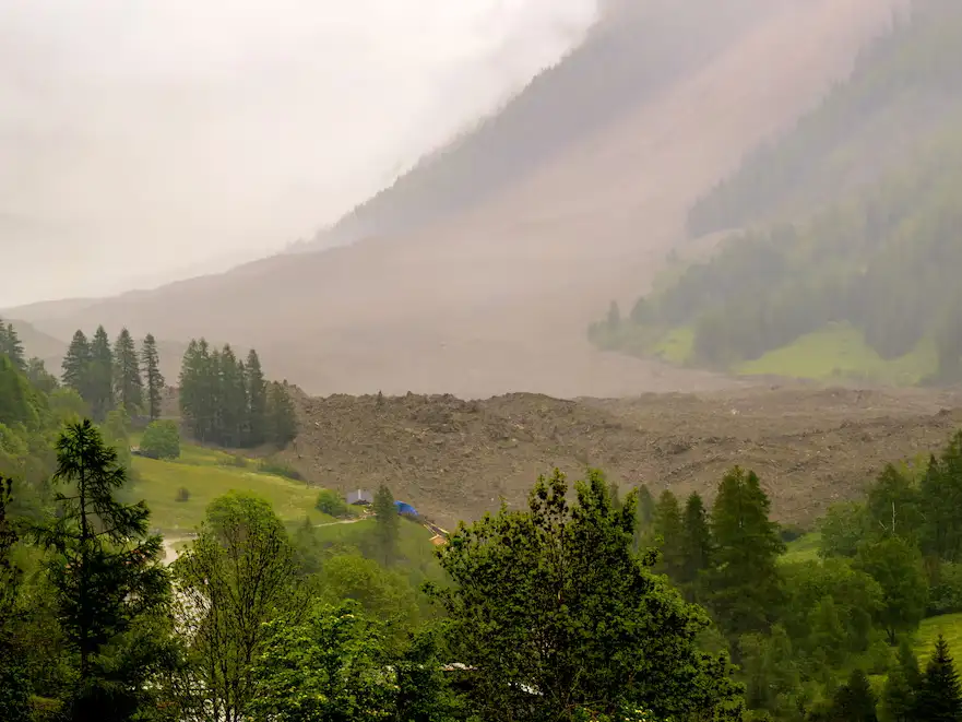 Catástrofe en los Alpes suizos: un glaciar colapsó y destruyó parte del pueblo de Blatten