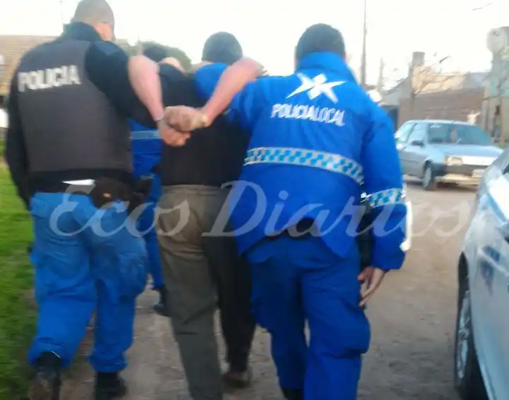 Lastiman a un policía, tras un intento de robo en plena calle