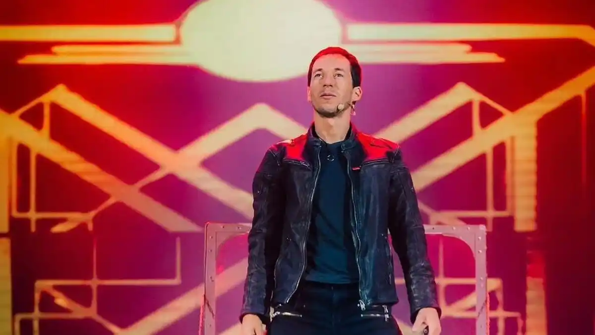 IMPRESIONANTE: pantalla gigante casi aplasta a mago chileno durante una presentación (video)