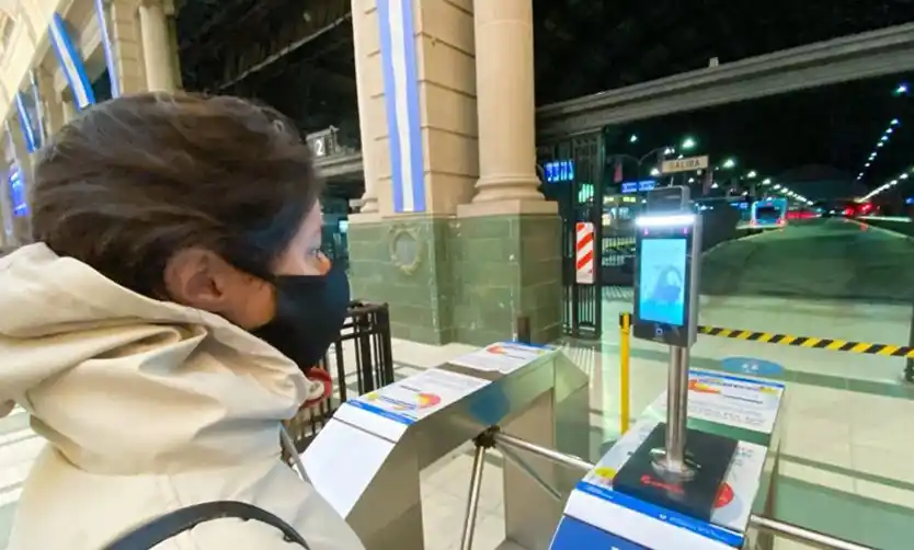 Trenes: cámaras controlan que pasajeros tengan bien colocado el barbijo