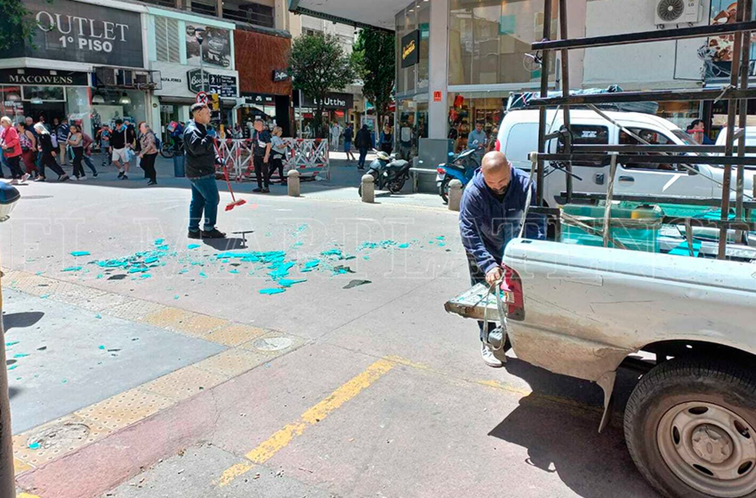 Susto en el microcentro: se rompen vidrios tras caer un bolsón de un camión que pasaba