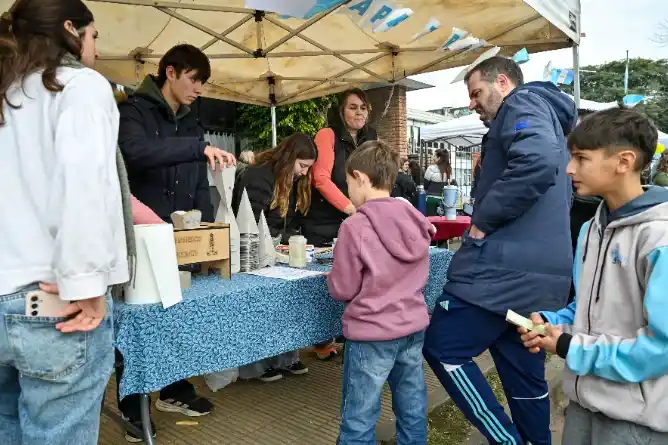 Cooperadoras de escuelas e instituciones locales recaudaron más de 25 millones en el patio gastronómico del Día de la Independencia