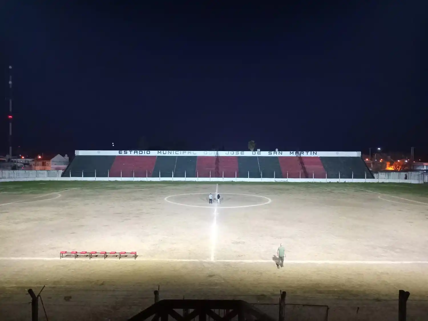 Colocaron siete reflectores sobre la cancha del Estadio Municipal.