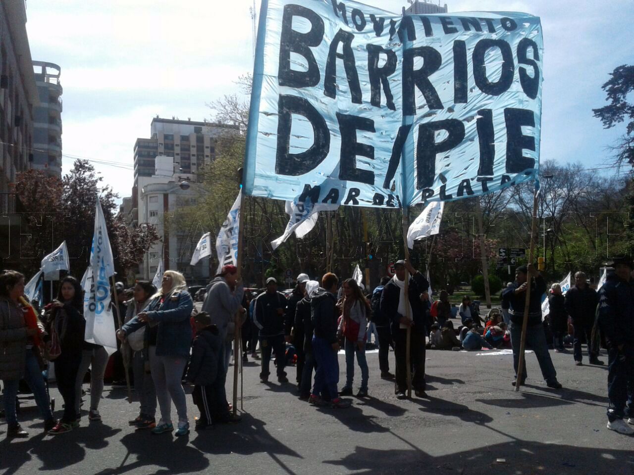 Cooperativas acampan cortando Luro en reclamo de trabajo