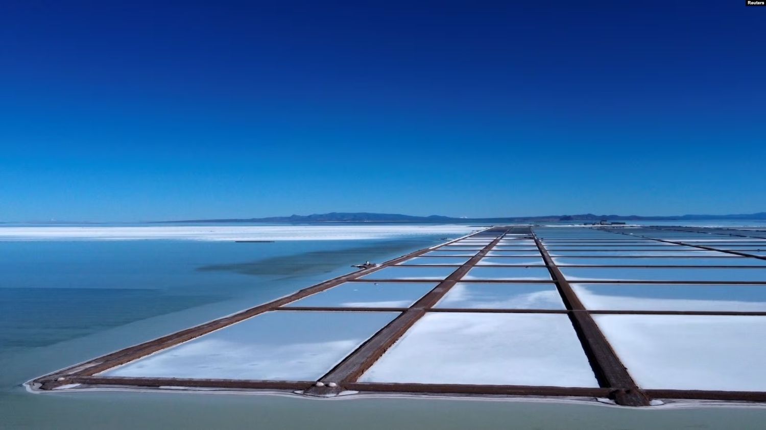 Piscinas de evaporación para la extracción de litio en el Salar de Uyuni, Bolivia