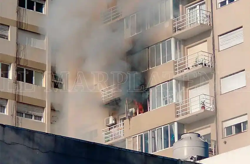 Tensión en el microcentro: incendio en un departamento