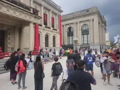 La movilización coincidió con la sesión constitutiva en la que asumieron los nuevos concejales electos