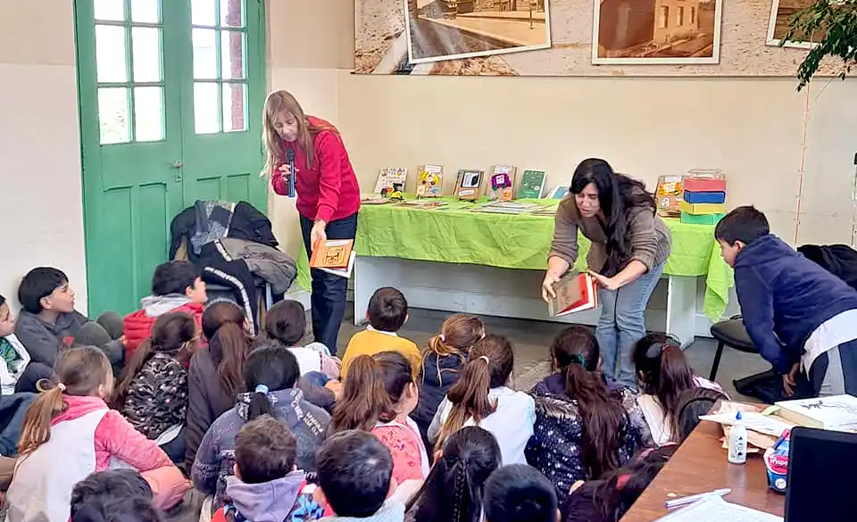 Hermoso encuentro. En la Escuela Nº 12 de Tamangueyú, Lobería, en contacto con los pequeños