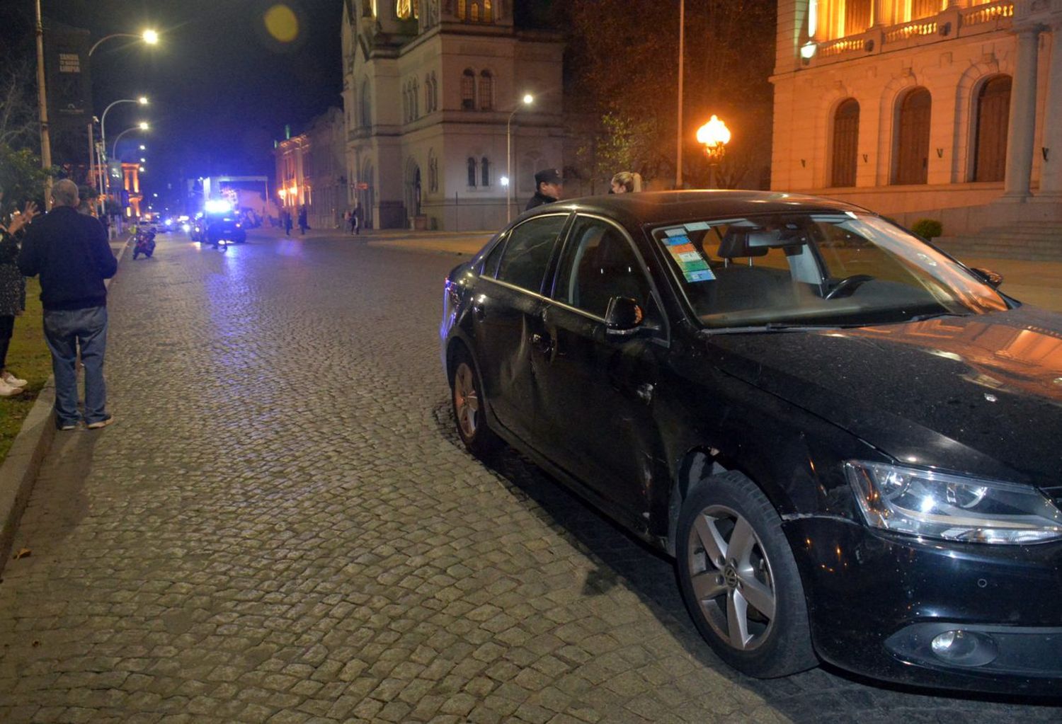 El intendente Lunghi protagonizó un choque frente a la Municipalidad