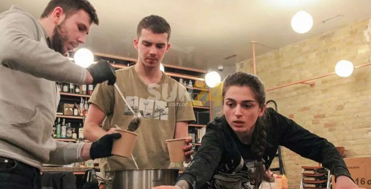 Los restaurantes exclusivos de Kiev funcionan como cocinas de guerra