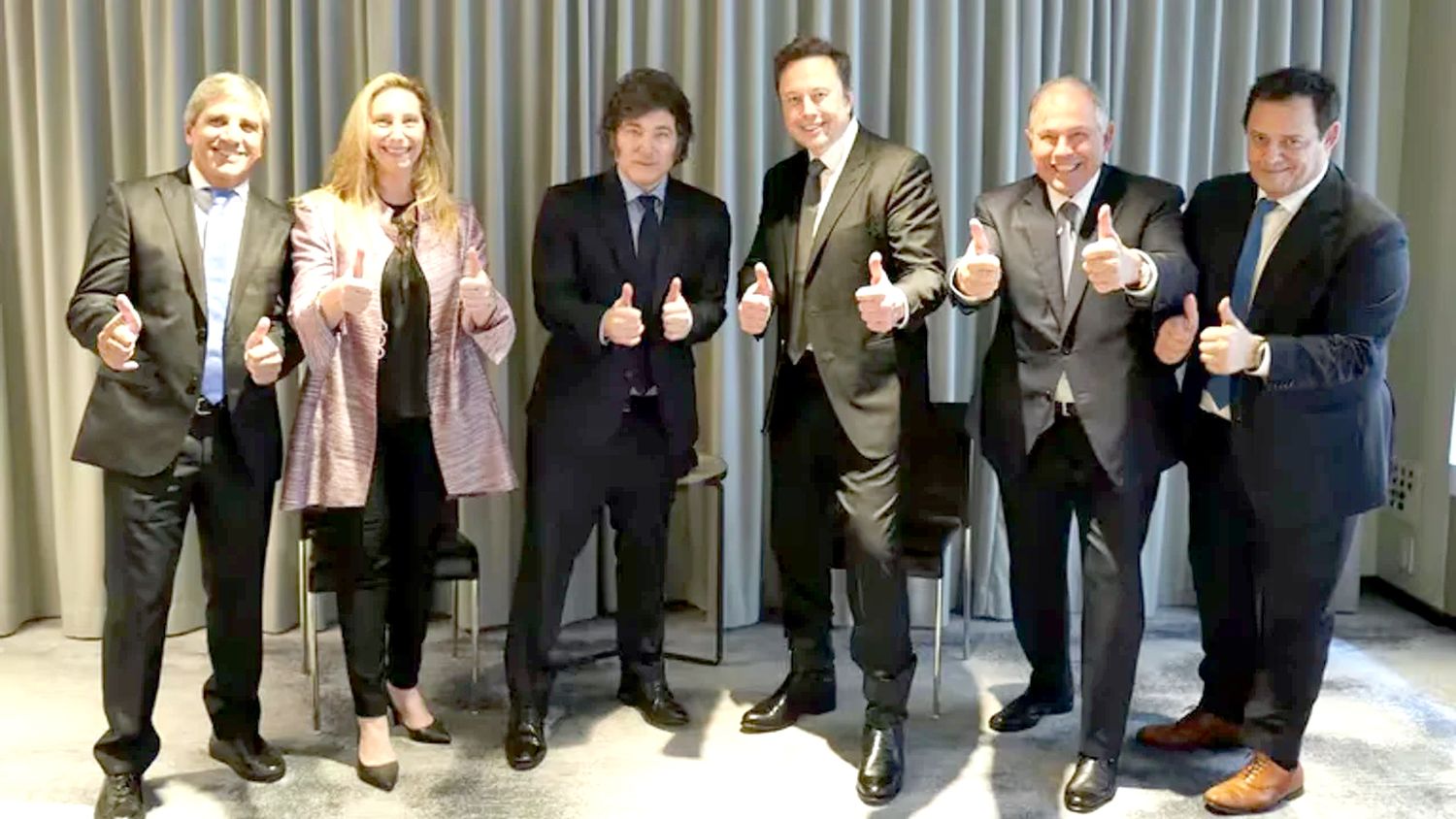 Javier Milei junto a la comitiva que lo acompaña y Elon Musk -Fotografía: Presidencia.