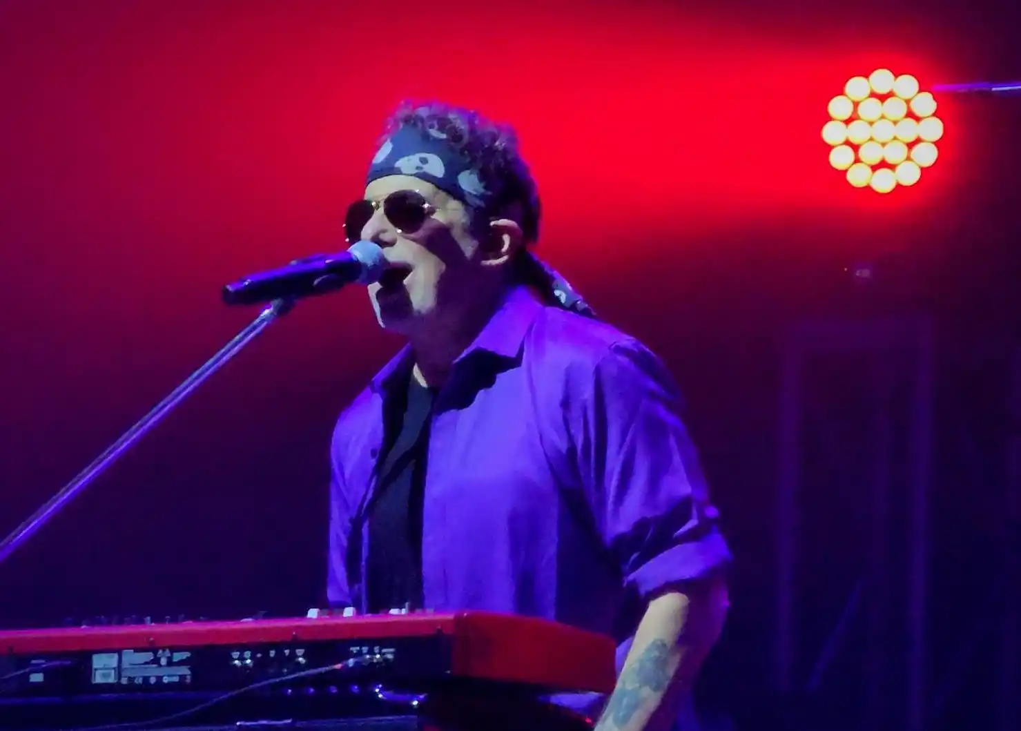 Fueron 27 temas en casi dos horas de show brindó Andrés Calamaro este viernes en el Polideportivo Islas Malvinas (foto: Agustina Marchen).