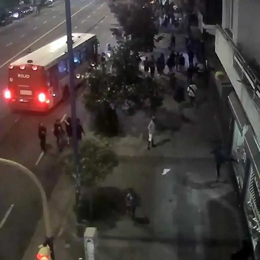 Difunden vídeo del robo y los destrozos en un local de ropa deportiva