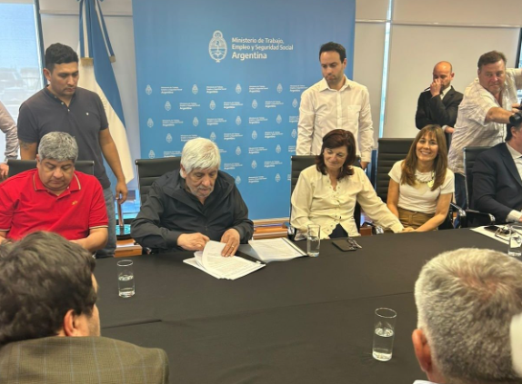 Paritaria 2022 Camioneros: Tras amenazar con un paro, acordó aumento de 107% y un bono de $100 mil