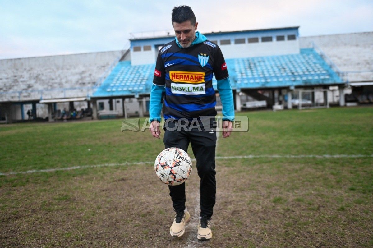 Ati” Sánchez en el estadio de Juventud Unida, en la cancha que por muchos años fue como el patio de su casa (créditos: MR Fotografía).