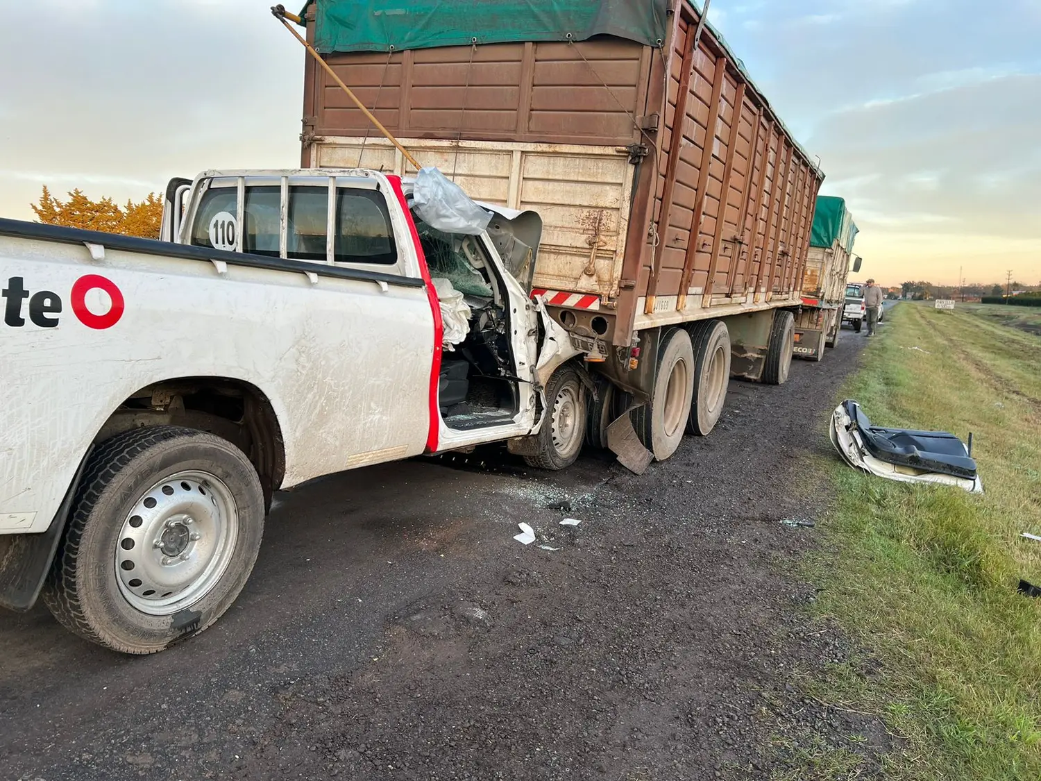 La camioneta se incrustó en el acoplado del camión.