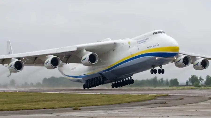 Guerra: fuerzas rusas destruyeron el avión de carga más grande del mundo en Ucrania