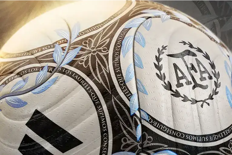El Superclásico tendrá una pelota especial con detalles históricos
