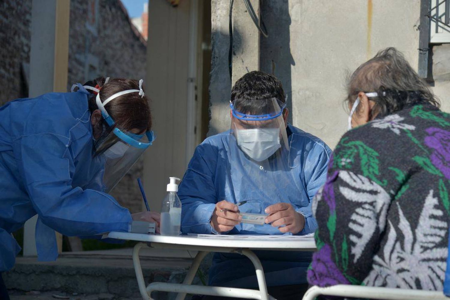 Reportan 35 muertos y 1.958 nuevos casos en el día