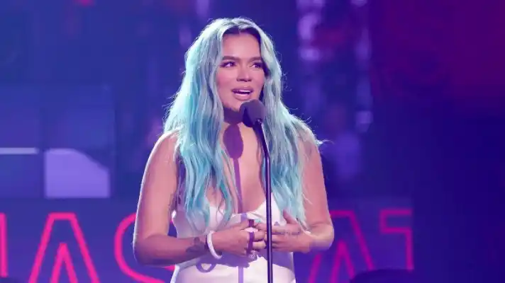 Bad Bunny y Karol G triunfan en los Latin AMAs