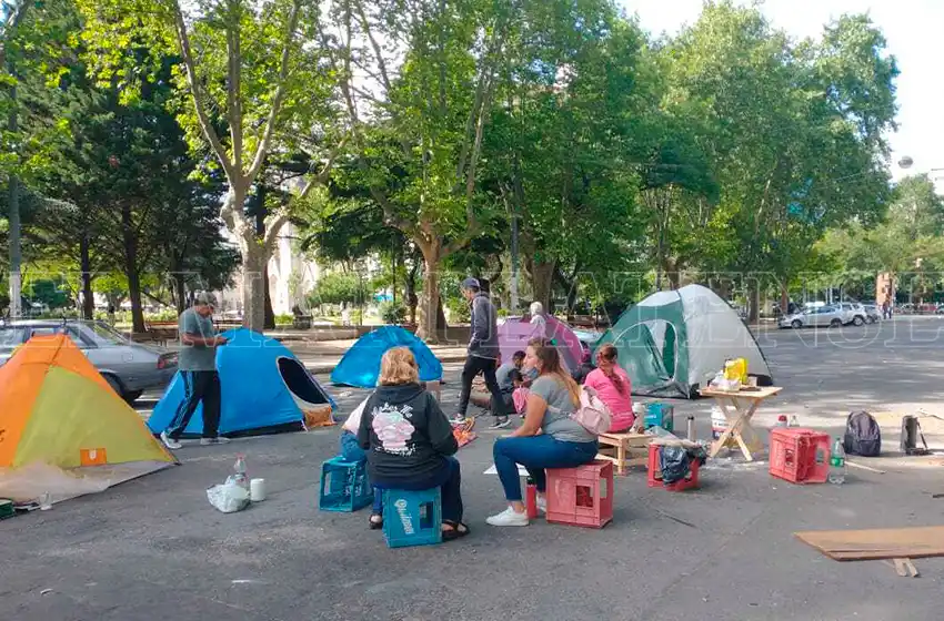 Piquete frente al Palacio: "Vamos a seguir acampando hasta que tengamos una respuesta por parte de Montenegro"