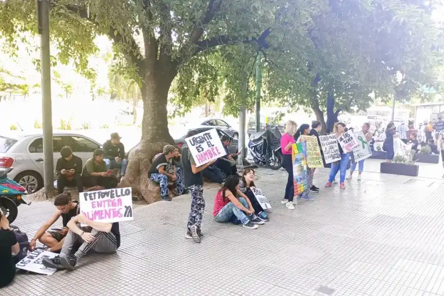 Protestas con gran cantidad de gente en las puertas del Ministerio de Capital Humano