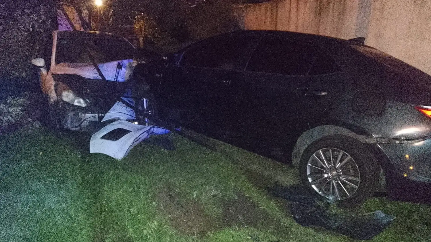 Un auto impactó contra una vivienda en Saavedra Lamas al 300
