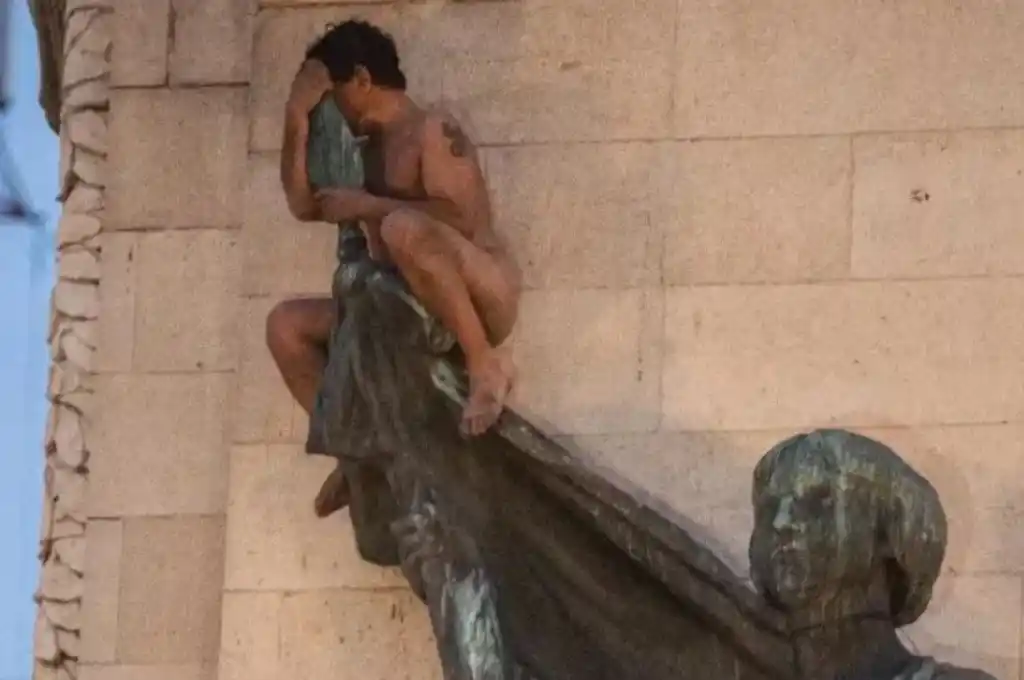 Su inusual presencia desencadenó un operativo paralelo para bajarlo.