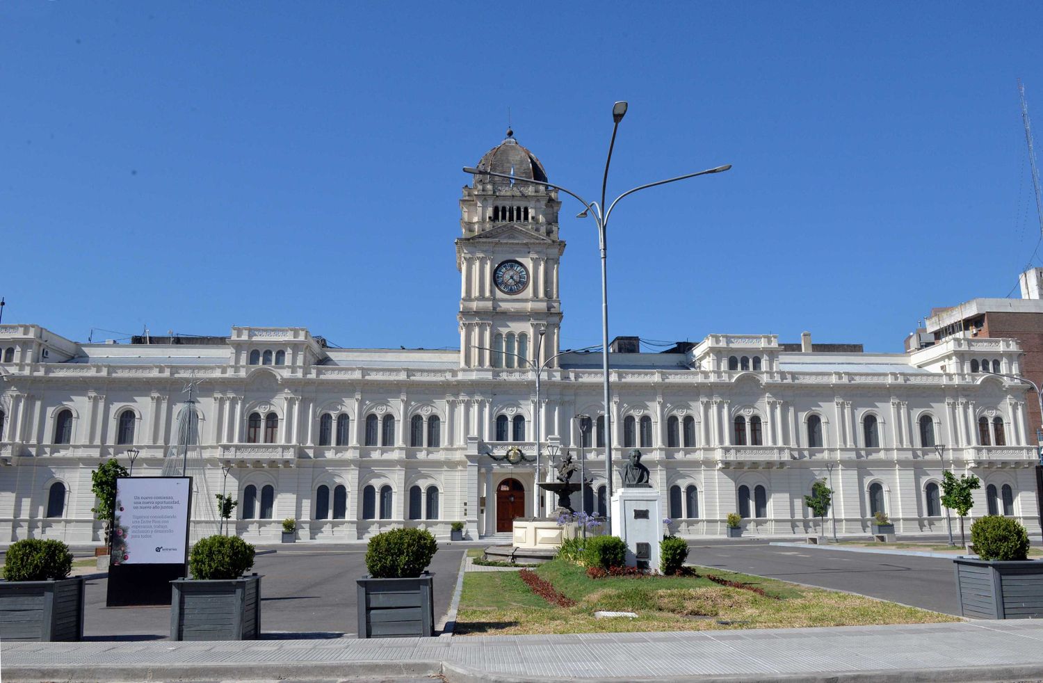 El gobierno convocó a los gremios docentes y estatales para la próxima semana