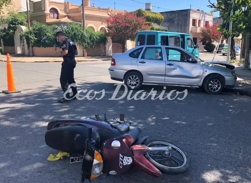 Un auto y una moto chocaron en 62 y 49