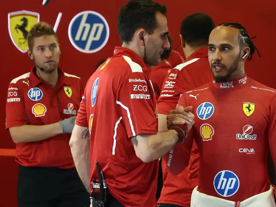 Lewis Hamilton le regaló cajas de Navidad a los empleados de Ferrari .Foto: Reuters/Jakub Porzycki