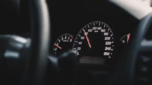 ¿A qué velocidad conviene manejar en ruta para gastar menos nafta?