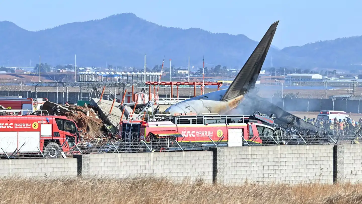 Más de 30 dotaciones de bomberos trabajaron en el lugar para las operaciones de rescate.