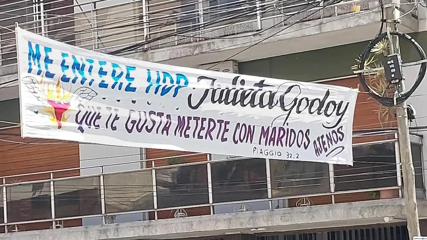 "Te gusta meterte con maridos ajenos": el curioso pasacalle de una despechada que sorprendió a los vecinos en Avellaneda