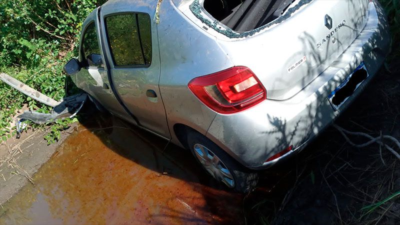 Despistó con su auto y quedó en la alcantarilla hasta que la rescataron