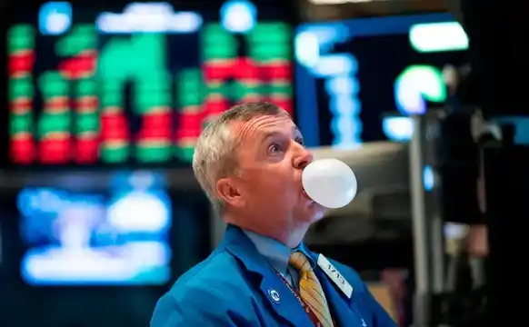 Vuelan acciones y bonos y el riesgo país se acerca a los 450 puntos