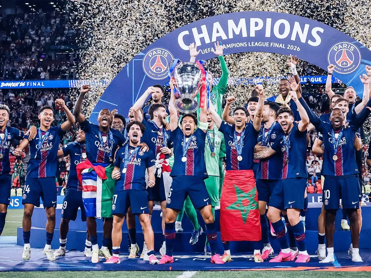 Los festejos del PSG tras la entrega del trofeo en Budapest.