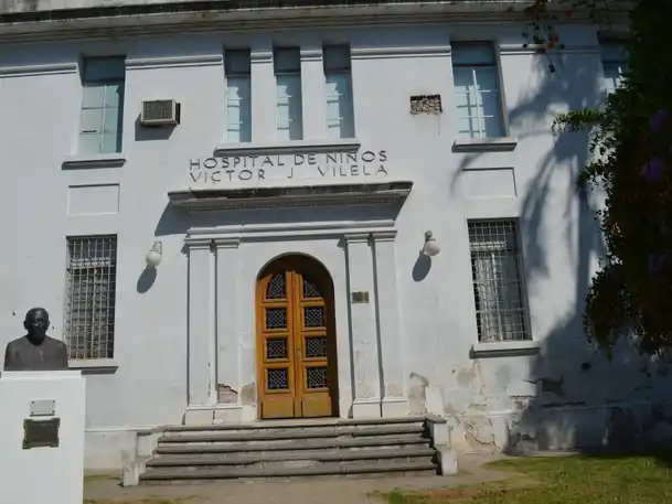 Un menor de 12 años fue internado en el Vilela luego de que se disparara con el arma de su padre policía.