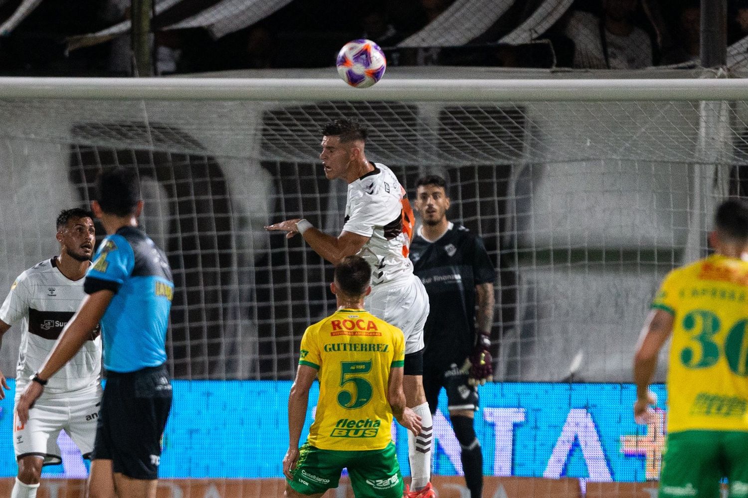 Defensa cayó con Platense y no pudo llegar a la punta