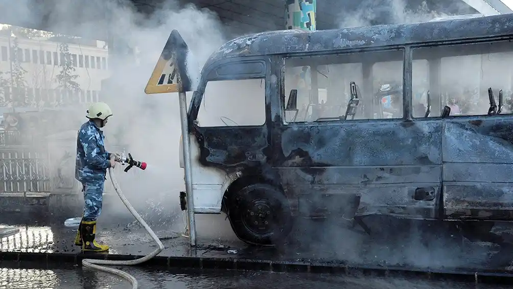 Un atentado contra un colectivo militar dejó 14 muertos en Siria